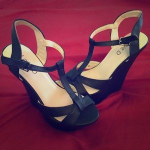 LOVE D Size 6 Black Open Toe Sandals